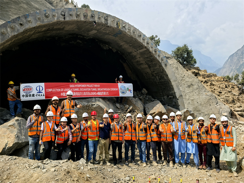 喀喇昆仑公路改线隧道贯通